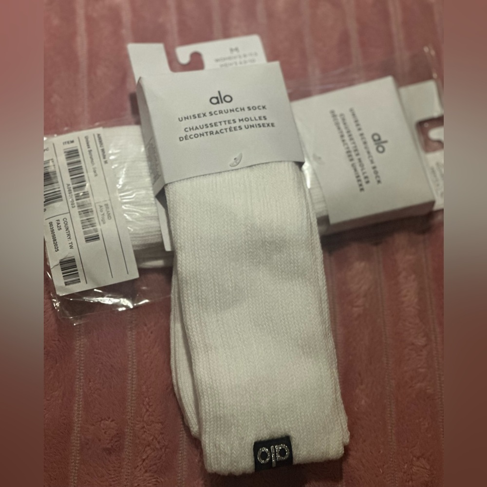 ALO Yoga White Unisex Scrunch Socks - Classic Everyday Pair